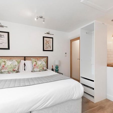 Modern Self Contained Studio Home Челтнъм Екстериор снимка