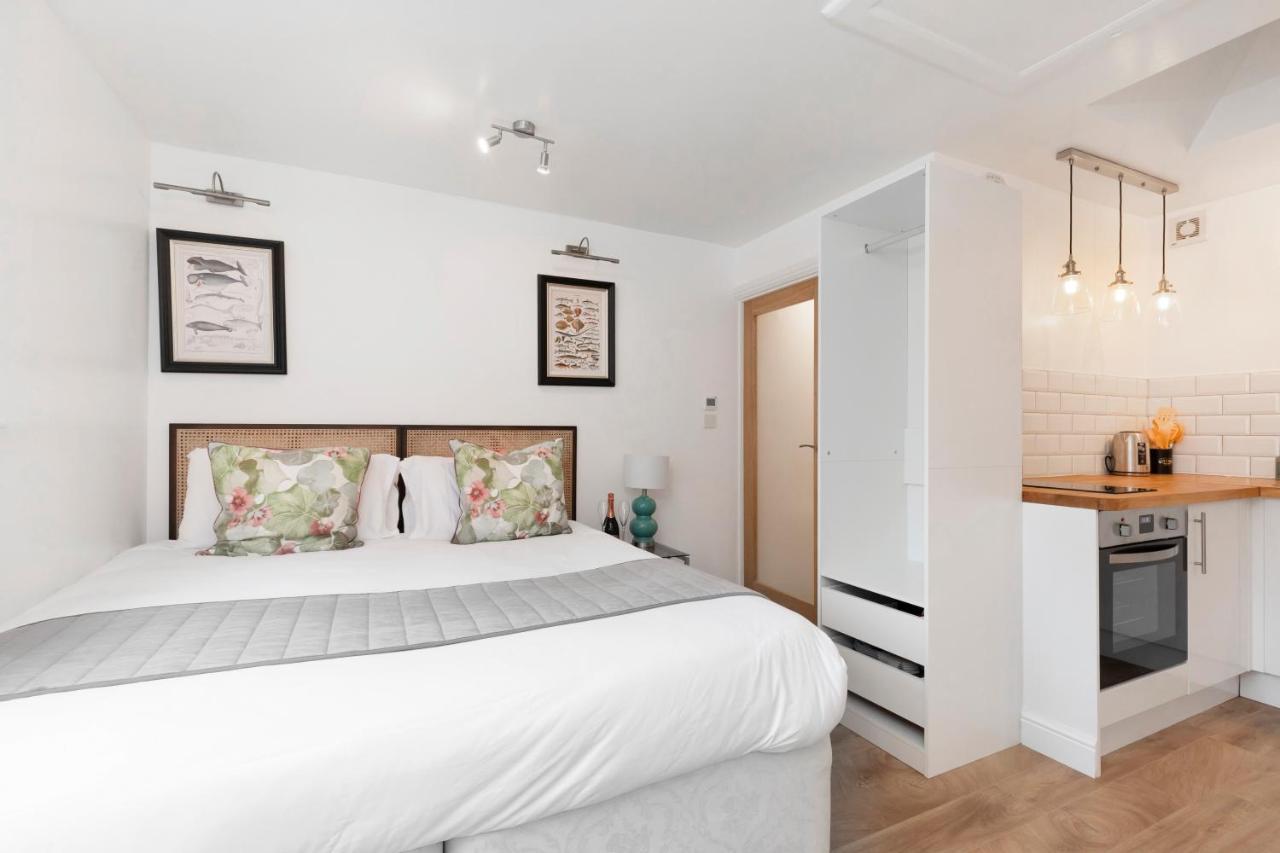 Modern Self Contained Studio Home Челтнъм Екстериор снимка