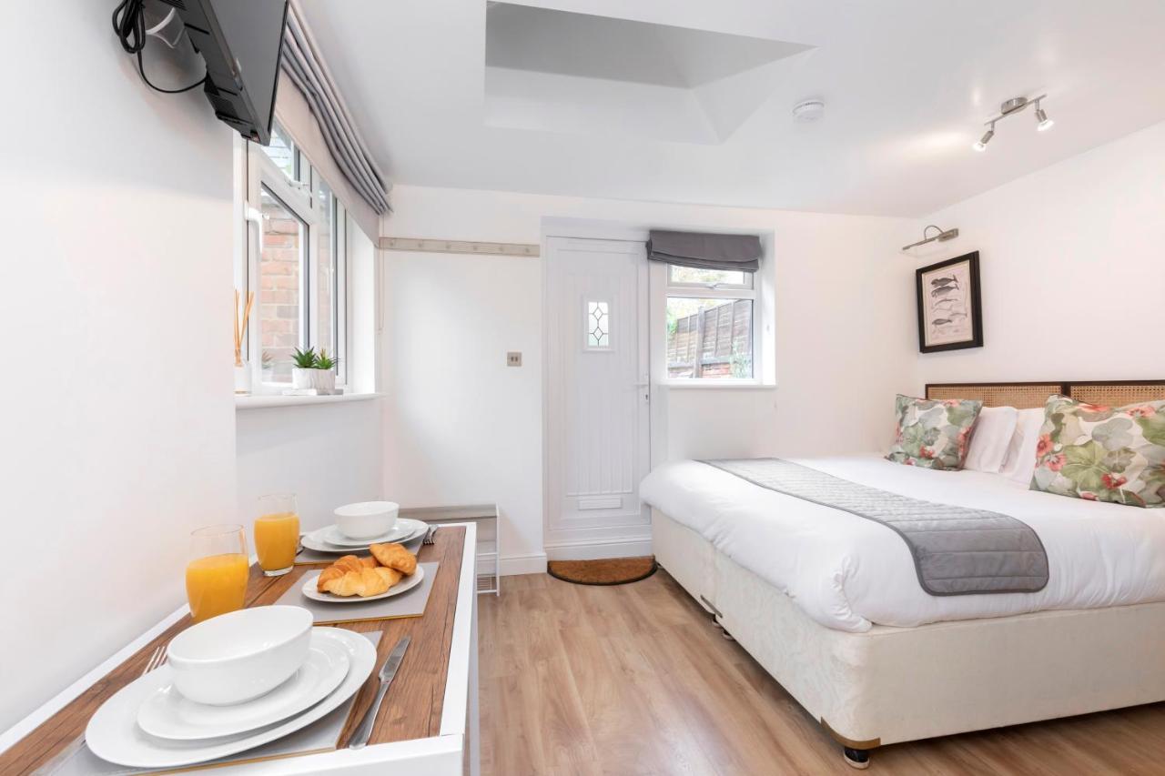 Modern Self Contained Studio Home Челтнъм Екстериор снимка
