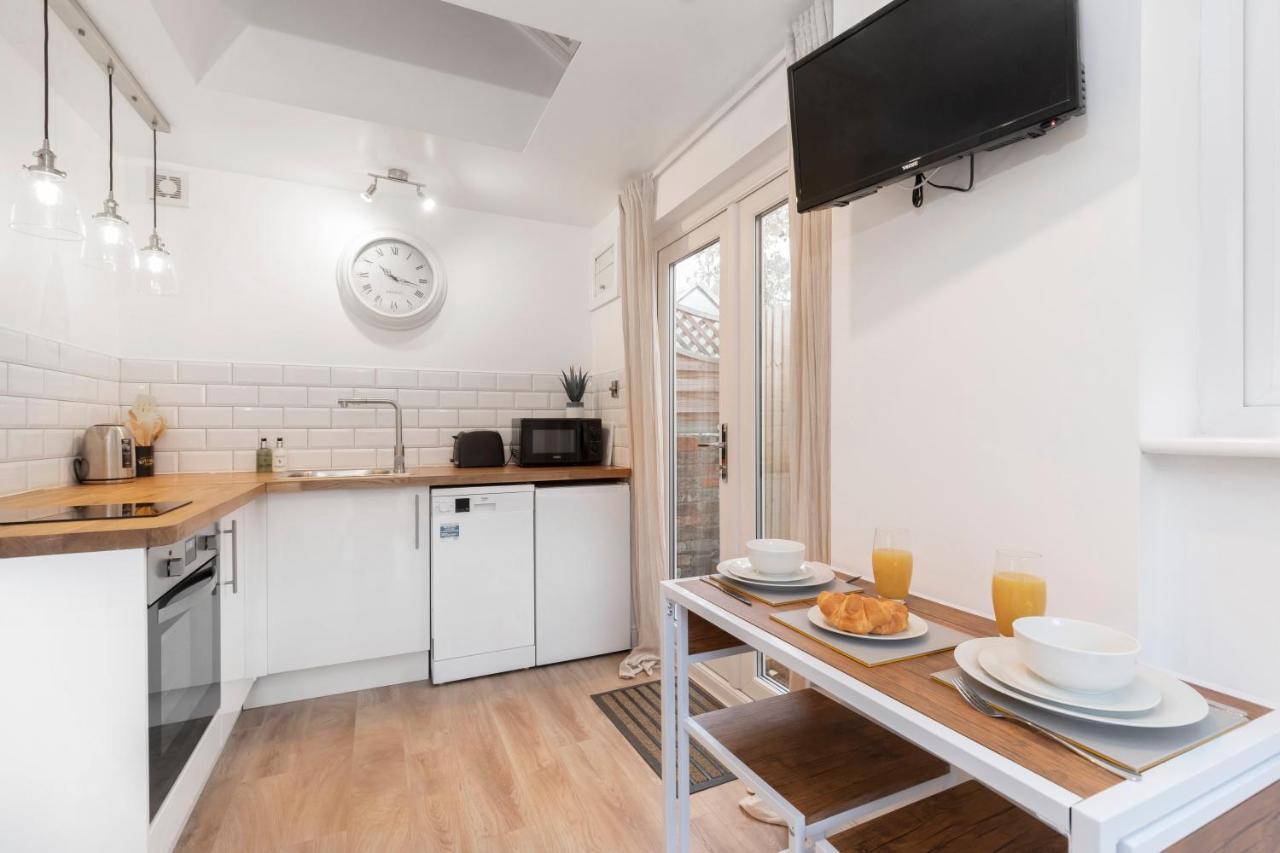 Modern Self Contained Studio Home Челтнъм Екстериор снимка