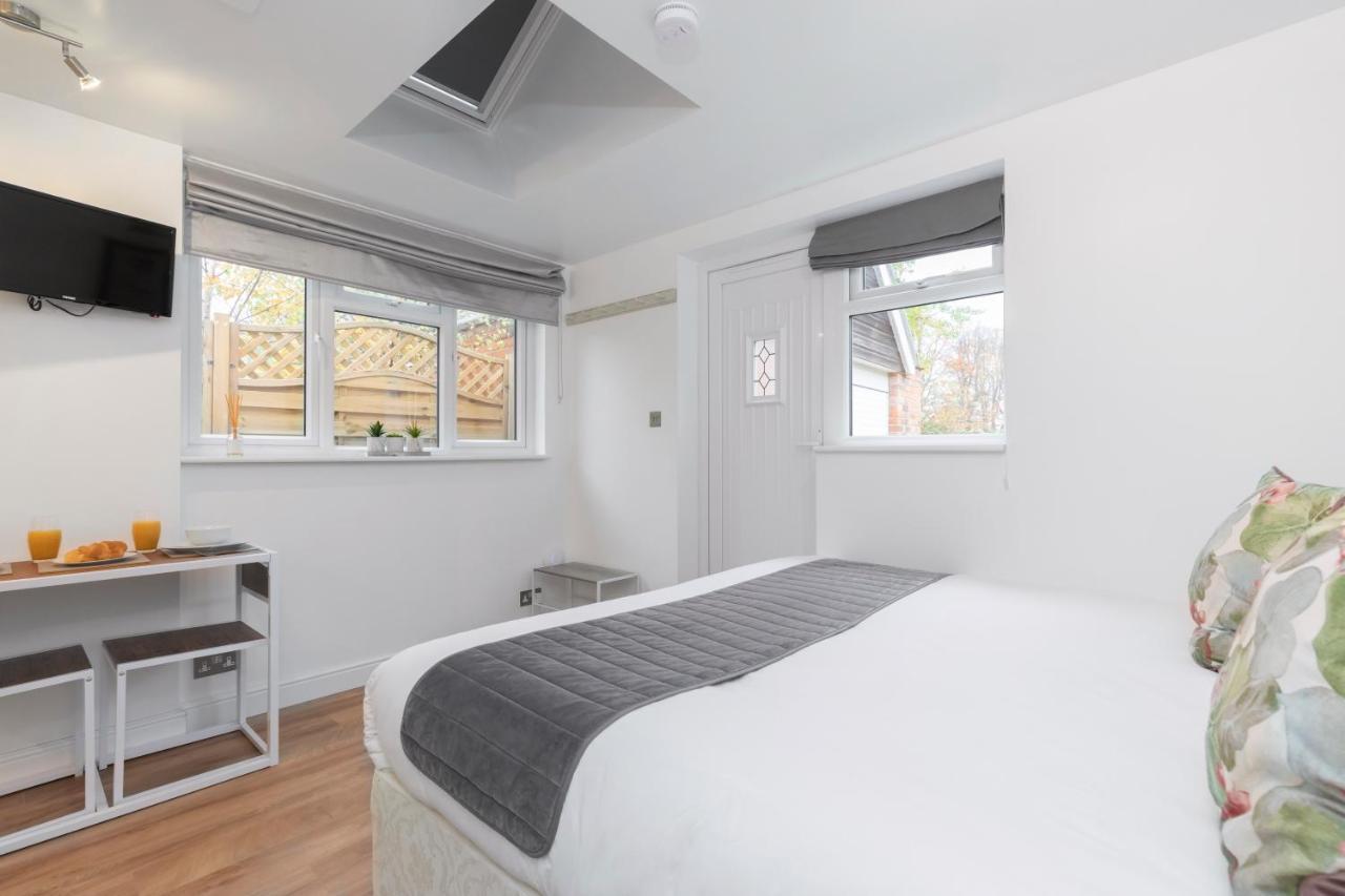 Modern Self Contained Studio Home Челтнъм Екстериор снимка