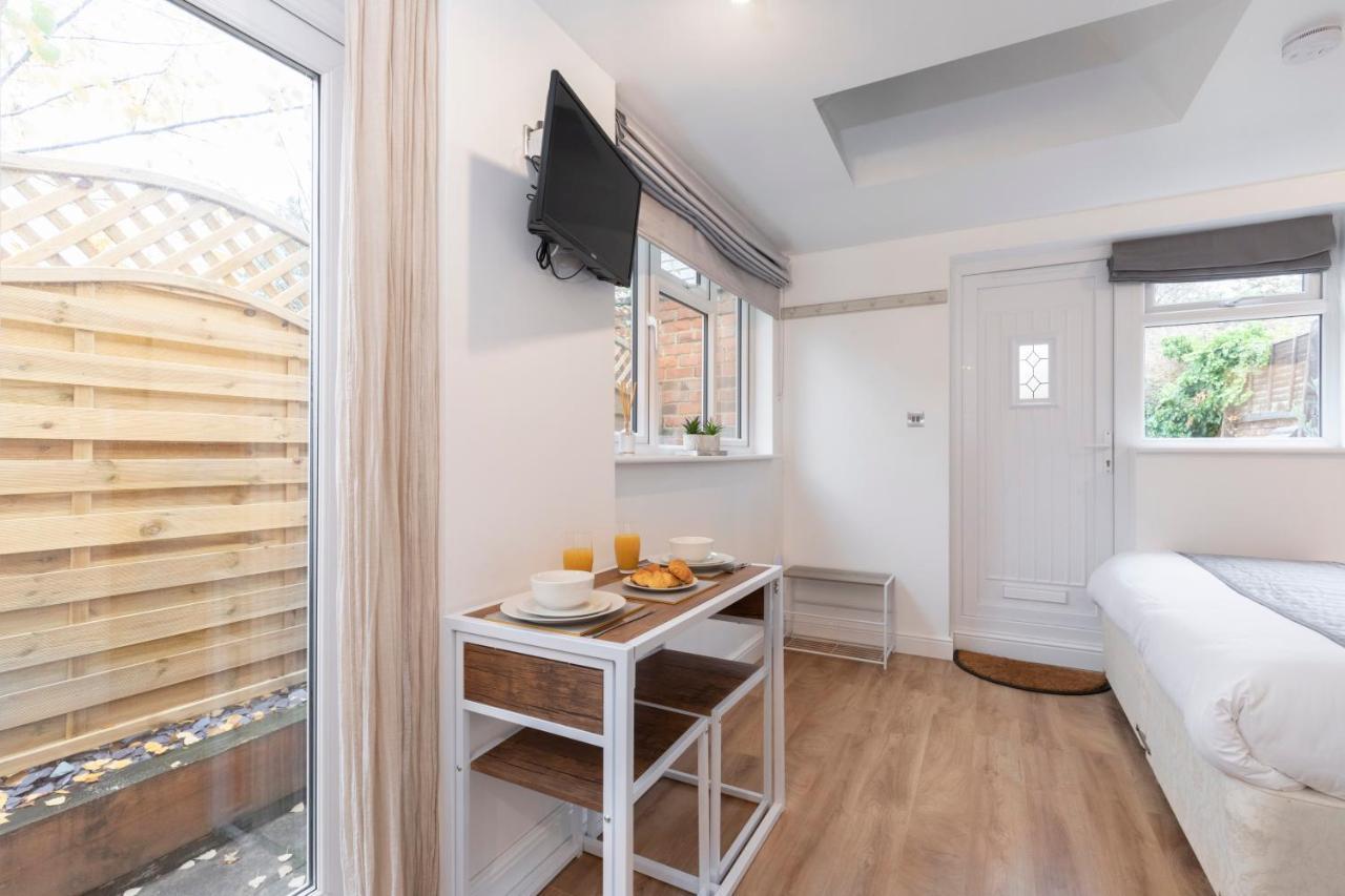 Modern Self Contained Studio Home Челтнъм Екстериор снимка
